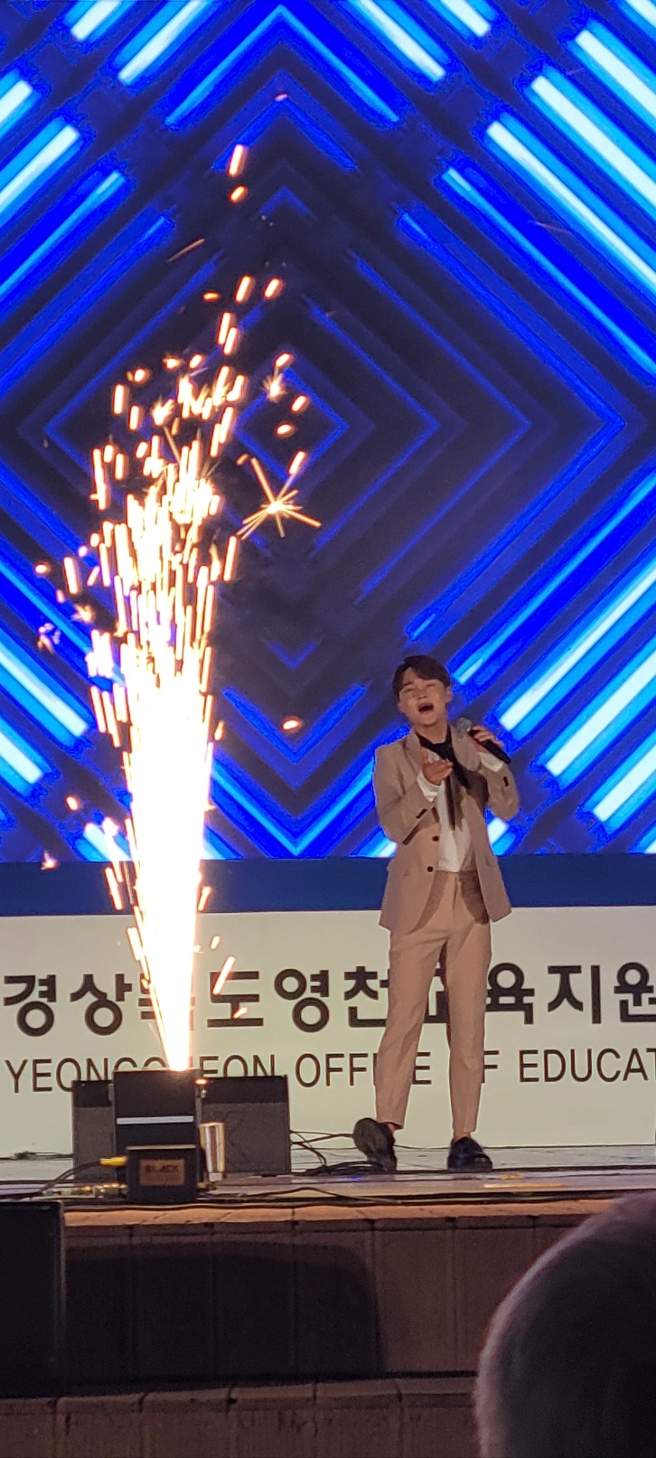  주말 잘보내고 계시죠? 부산직업소개소종합인력사무소도 효도여행으로 아프신 어머님을 모시고 경북영천 박서진 행사장에 왔습니다.행복한 어머님의 얼굴이 보기 좋네요010-5270-3485