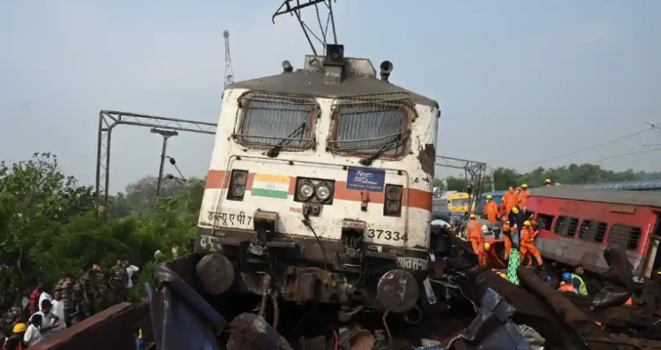 '도와달라고 울부짖는 소리': 승객과 행인들은 인도 기차 충돌 공포에 대해 말합니다