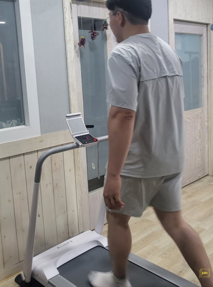  접이식 가정용 런닝머신 업하이 슬림 런닝머신으로 간편하게 유산소운동했어요