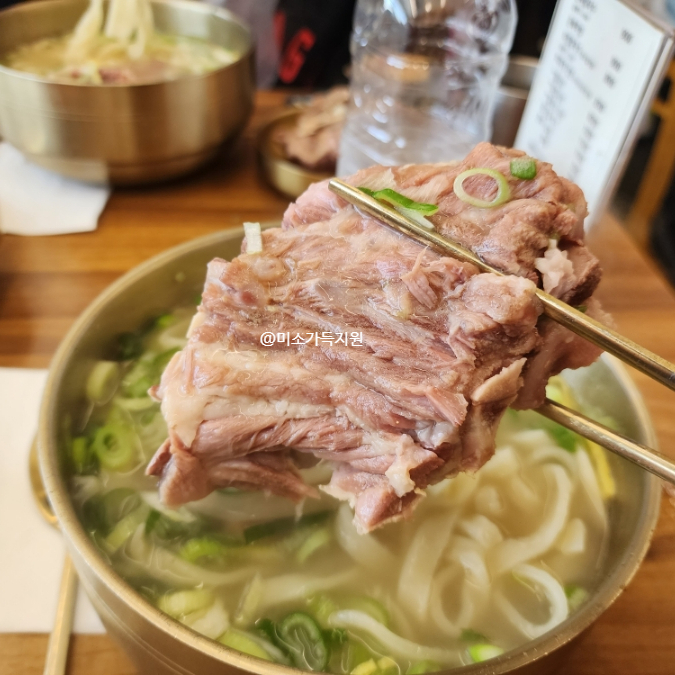 울산 장생포 맛집 미소지안 이색 돈뼈칼국수