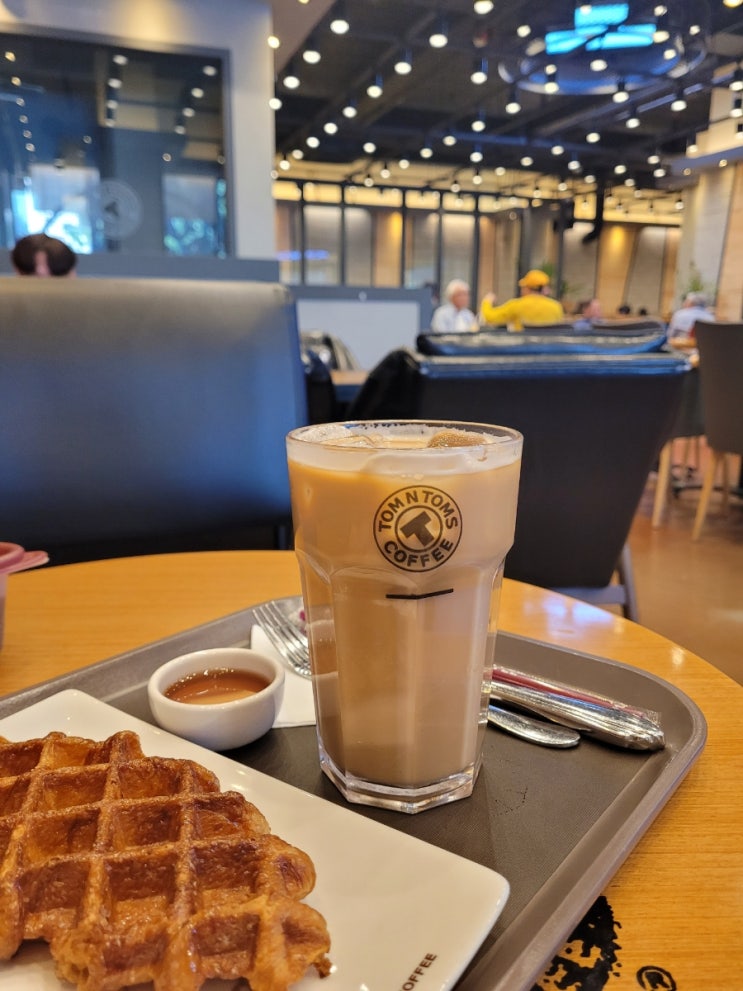 체크인 챌린지 v3 : 탐앤탐스 성남우체국점에서 커피&크로플