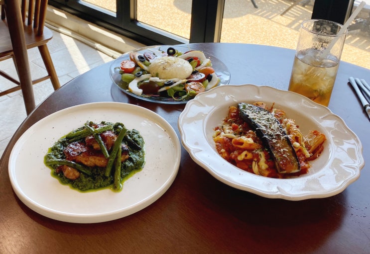  [서울 마포구] 홍대 연남동 맛집, 뷔자데 / 부라타치즈 샐러드, 참나물 소이 치킨 스테이크, 통가지구이 리가토니, 밀크티, 페퍼민트 아이스티, 홍대입구 테라스 루프탑 브런치 카페