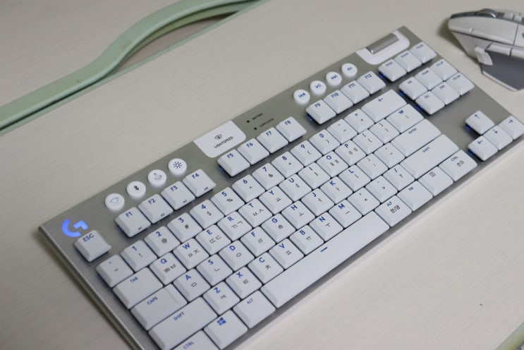  무선 기계식 게이밍 키보드 로지텍 G913 TKL 택타일 스위치 게임 리뷰