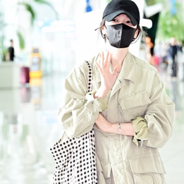 연예인 송혜교가 공항패션으로 착용한 여자 에코백 브랜드 추천 정보