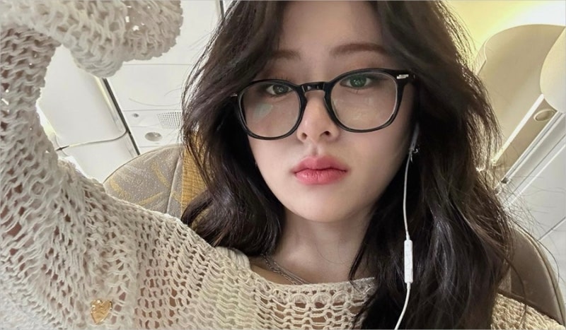 허윤진 인스타그램 속 뿔테 안경 정보 (ft. 애쉬크로프트 긴즈버그)