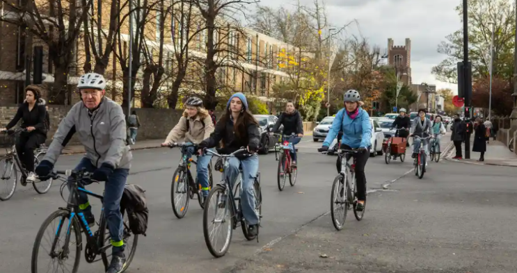 장관들은 영국에서의 걷기 및 자전거 투자 삭감에 대한 법적 도전에 직면해 있습니다