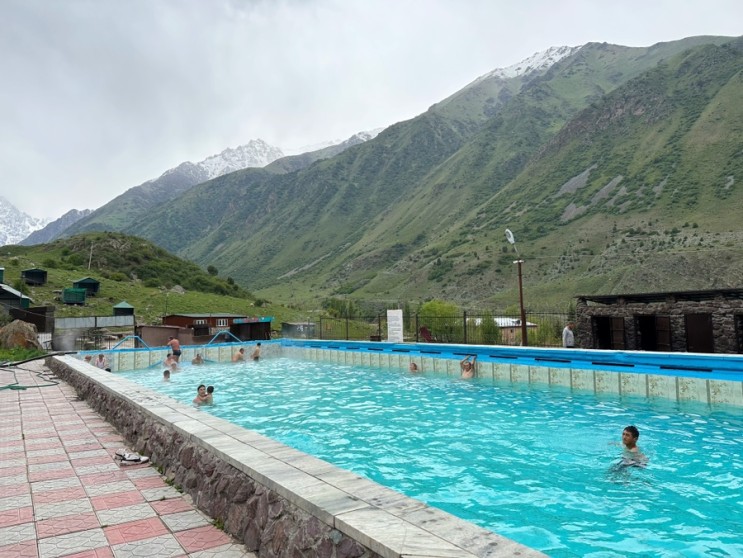 비쉬케크 근교 이식아타 온천 수영장 Basseyn/키르기스스탄 첫 히치하이킹/현지인들과 즐거운 시간️
