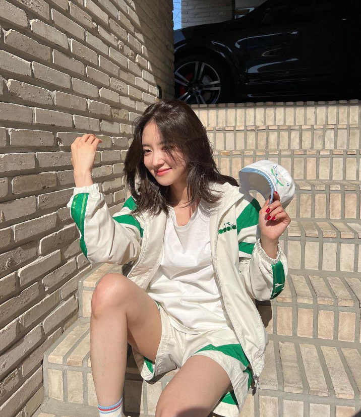  여름철 연예인의 패션에서 자주 보이는 여자 바람막이 코디 추천