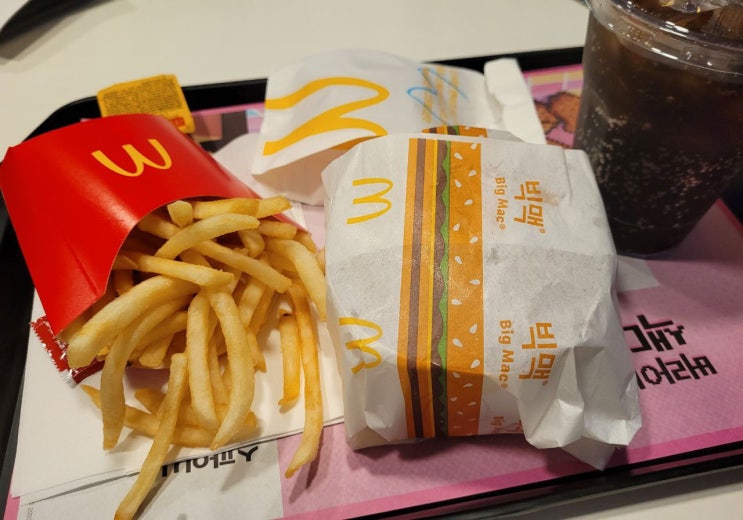  맥도날드 빅맥세트와 맥윙 쿠폰과 함께 저녁으로..