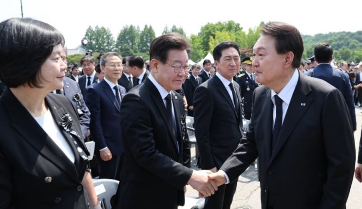 윤석열, <b>이재명 대표</b> 눈을 피하고 <b>악수</b>? 그럴거면 못 본 척 하지.... 