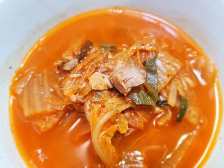  묵은지 넣고 맛있게 참치 김치찌개 끓이는법