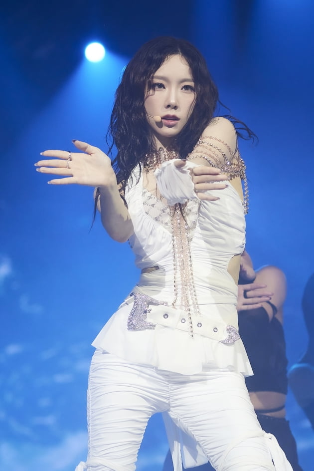 '최근 단독 콘서트 연' 소녀시대 태연, 공연 도중 당 떨어져 바나나 까 먹어 시선 '최근 단독 콘서트 연' 소녀시대 태연, 공연 도중 당 떨어져 바나나 까 먹어 시선