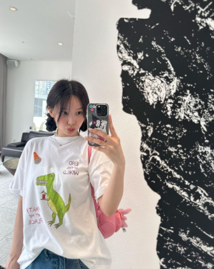  트와이스 나연의 귀여운 사복 패션으로 함께한 공룡 반팔 티셔츠 코디