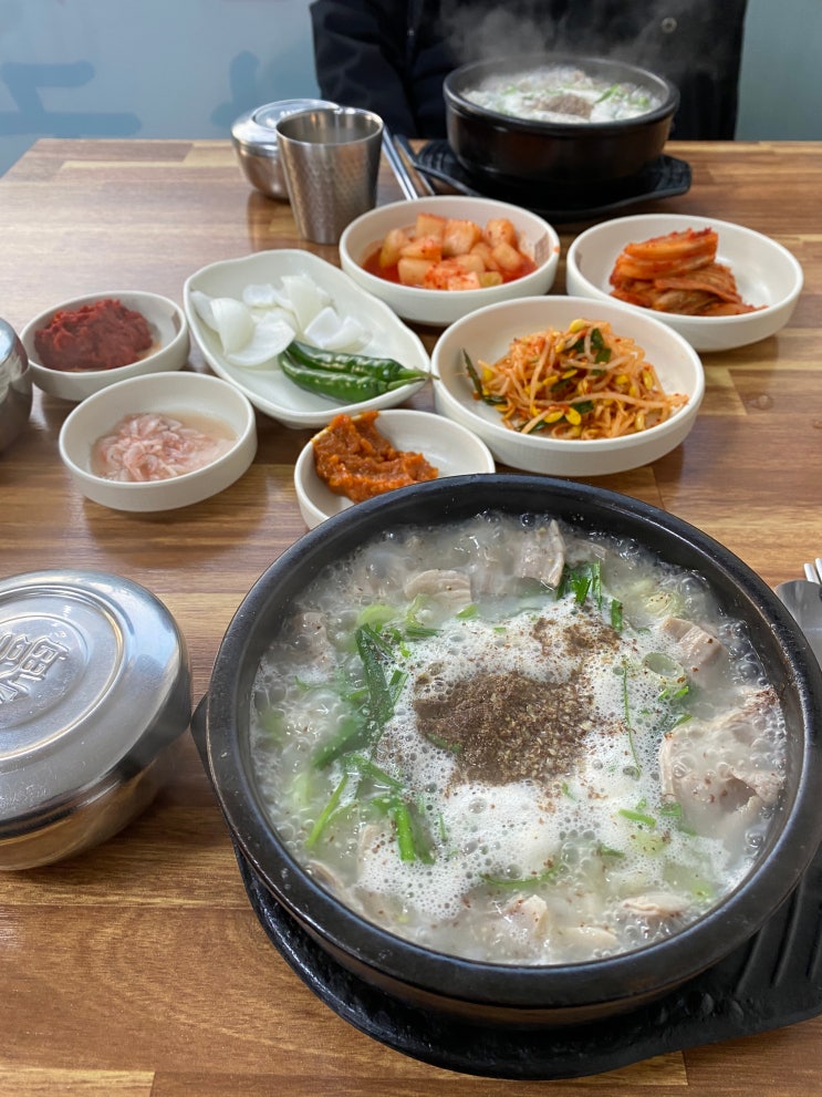  <군산 순대국밥> 통칭 입분이순대. 순대국밥에 2공기!! 슴슴한 밑반찬과 잘 어울림^^