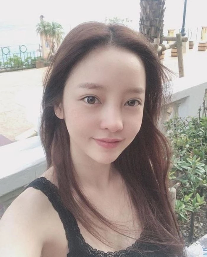걸그룹 카라, 故 구하라 추모관에 새 앨범 활동으로 받은 '트로피' 놓고 가다 걸그룹 카라, 故 구하라 추모관에 새 앨범 활동으로 받은 '트로피' 놓고 가다
