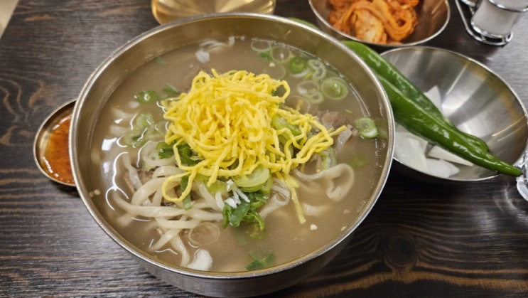 명불허전 합정 맛집! 돼지 사골육수로 만든 칼국수 평이담백 뼈칼국수 본점