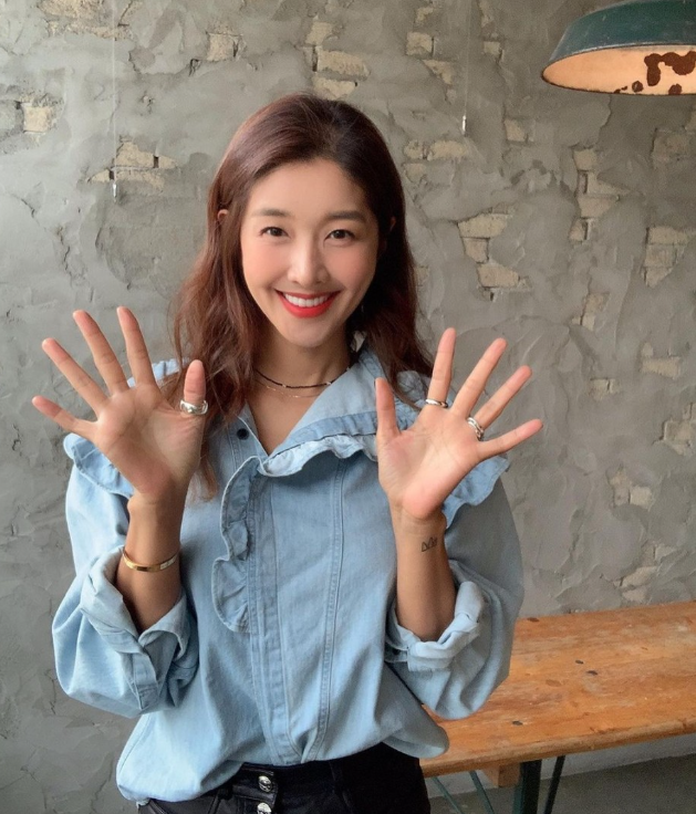  40대가 뻥인 것 처럼 20대와 다를바 없는 여름 데님 블라우스 코디한 김빈우 패션