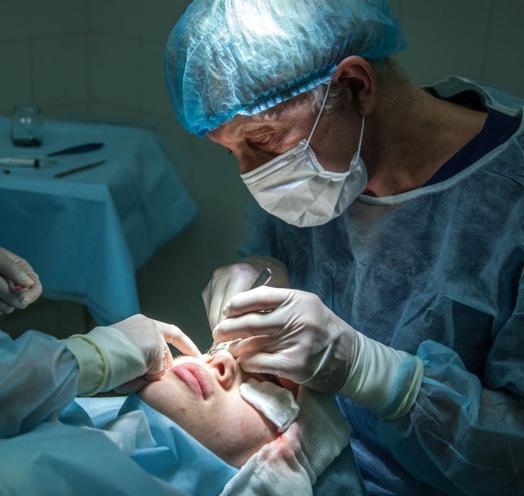 '성형'하고 질병수술인 척 보험금…강남 유명 산부인과 경찰 적발 '성형'하고 질병수술인 척 보험금…강남 유명 산부인과 경찰 적발