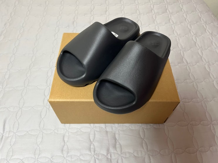  아디다스 이지 슬라이드 오닉스 리뷰(Adidas Yeezy Slide Onyx)-HQ6448