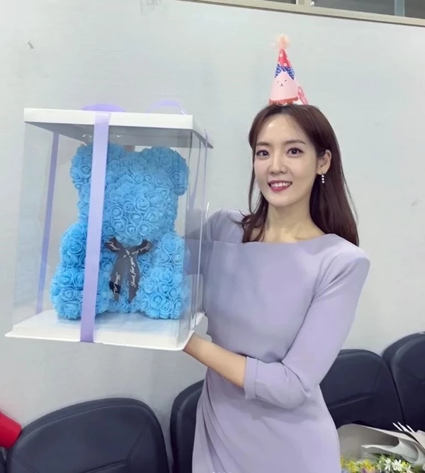 '웨딩드레스 입고 고혹적인 자태 드러낸' 이지연 아나운서, "마음 통하는 사람 만나" 결혼 발표 '웨딩드레스 입고 고혹적인 자태 드러낸' 이지연 아나운서, "마음 통하는 사람 만나" 결혼 발표