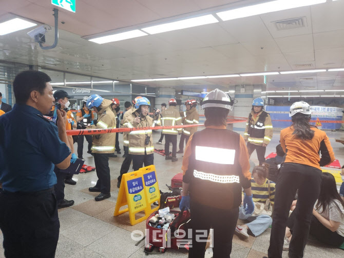 분당선 수내역 에스컬레이터 역주행 사고 3명 중상 11명 경상