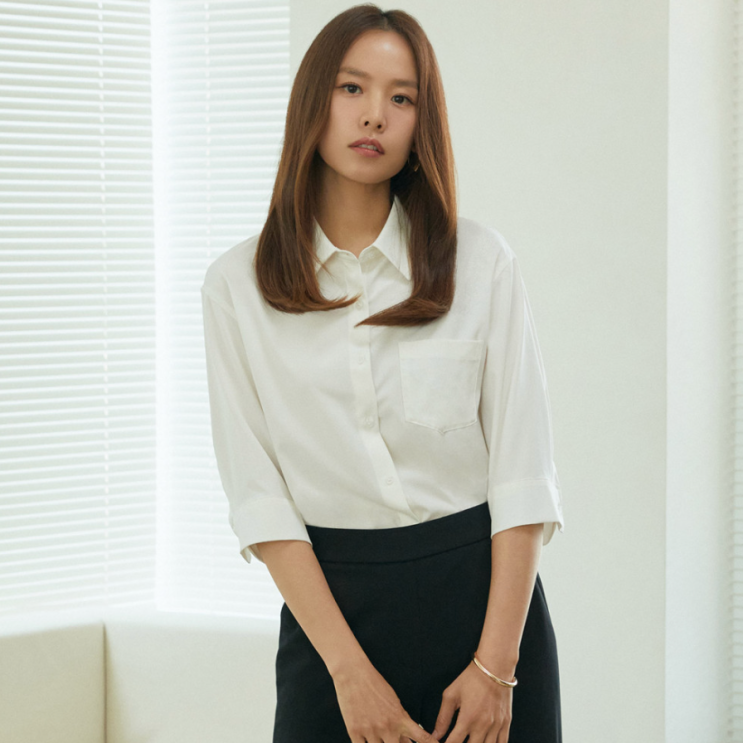  조윤희가 착용한 클라비스 여자 여름 반팔 흰셔츠 코디 출근룩 아이템 정보