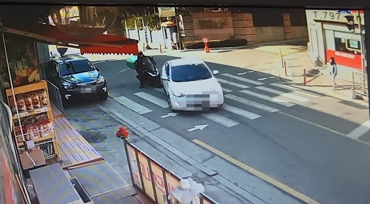 생후 18개월 아기 태우고 교통사고…억대 보험금 챙긴 부부 생후 18개월 아기 태우고 교통사고…억대 보험금 챙긴 부부
