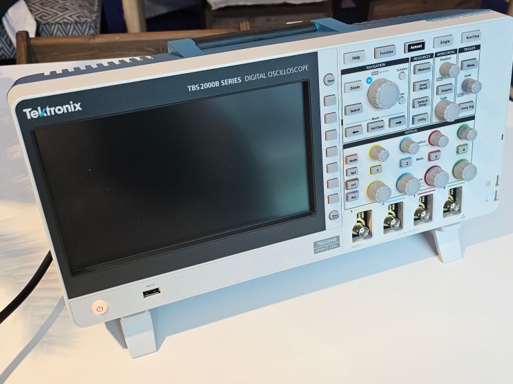  알고 쓰면 개이득! 오실로스코프 제품 라인업에서 주요 특징만 7개! TEKTRONIX(텍트로닉스) TBS 2204B 오실로스코프 실물 공개!