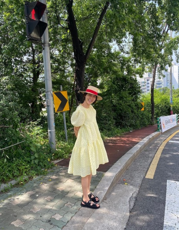  여름 필수품! 여자 명품 브랜드 샤넬 벨크로 샌들 추천