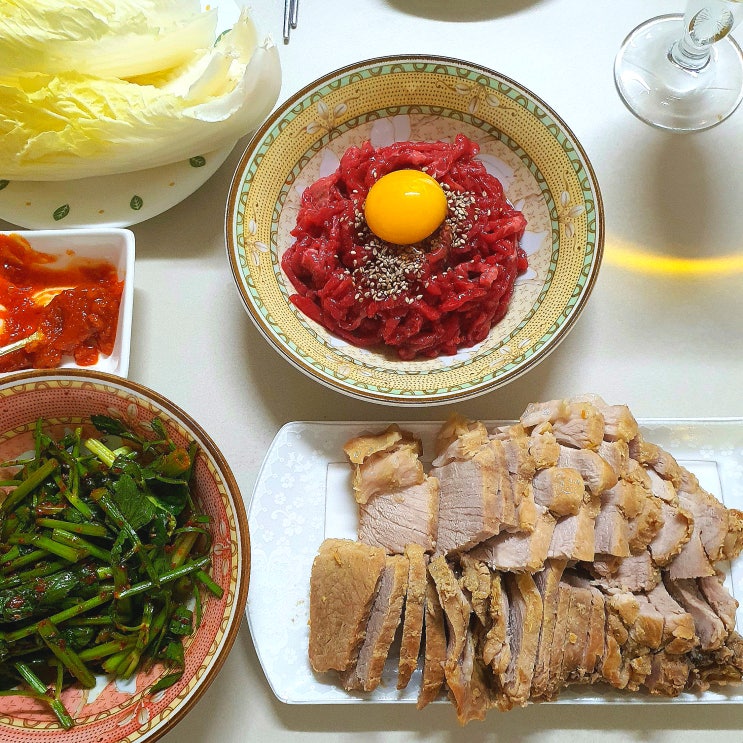 무수분 보쌈 만들기 미나리 무침 알배기 배추 뜻 소고기 육회랑 같이  먹기