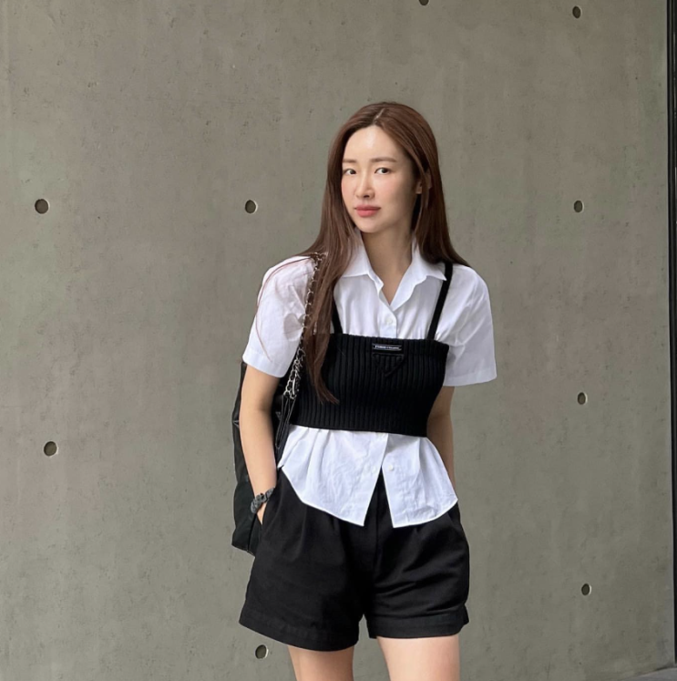  오늘 날씨 옷차림으로 데이트를 깔끔하게 완성시켜줄 여친 룩으로 흰 반팔 셔츠 코디 추천