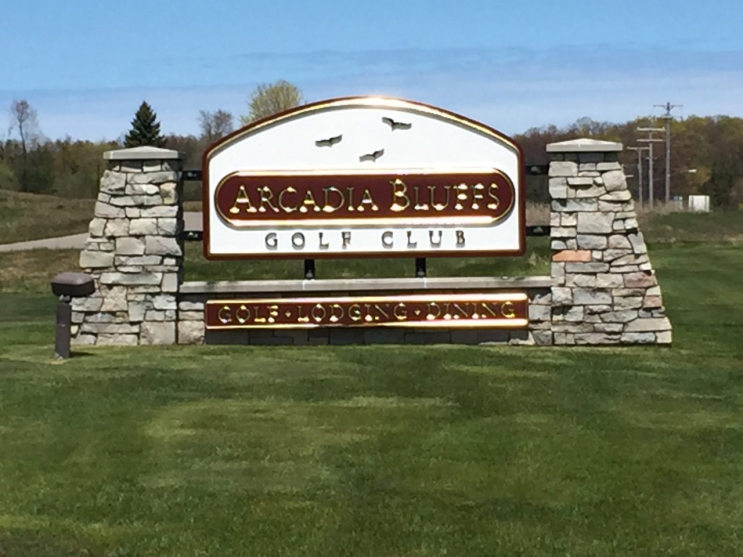 아카디아 블러프스 골프 클럽,Arcadia Bluffs Golf Club,미시간주의 오대호를 바라보게 만들다