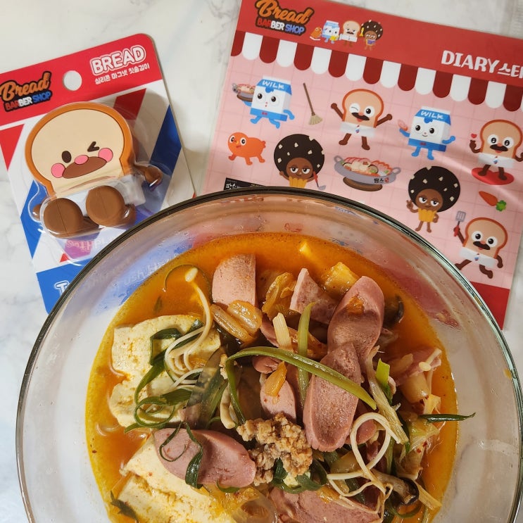  땅스부대찌개 대전월평점 메뉴와 브레이드이발소 굿즈 세트