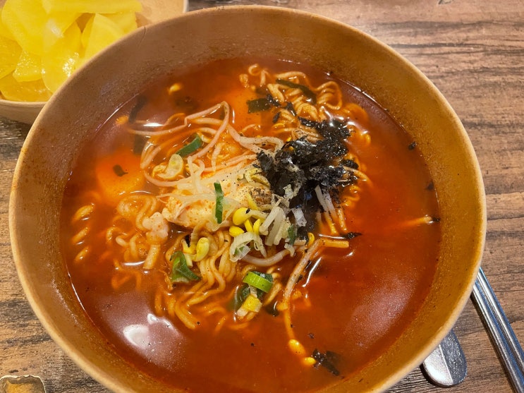  얼큰한 국물이 필요할때, 틈새라면 명동본점