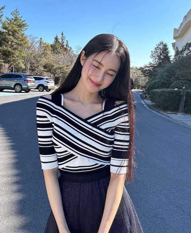  배우 홍수주의 데일리룩으로 함께한 오프숄더 반팔 니트와 플레어 스커트 조합 추천