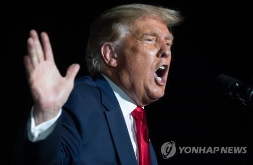 美검찰, <b>트럼프</b>에 <b>기밀 유출</b> 37개 혐의 적용…"국가 안보 위협... 