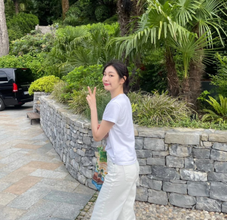  김연아의 OOTD와 함께한 스누피 프린트 반팔 티셔츠 패션
