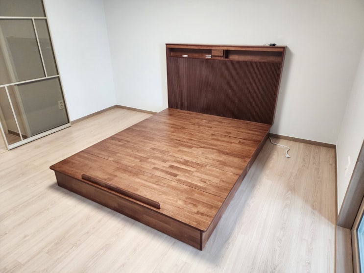  원목침대 프레임부터 소파, 식탁까지 아늑한 가구 인테리어