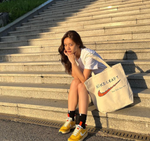  여자 연예인의 인기 신발로 나이키 x 톰삭스 스니커즈 운동화 추천