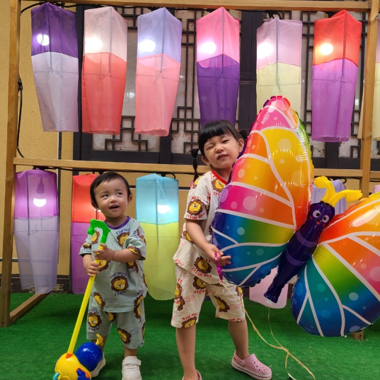  용인 한국민속촌 가서 놀이 기구도 타고 아이들과 신나게 놀고 왔어요.