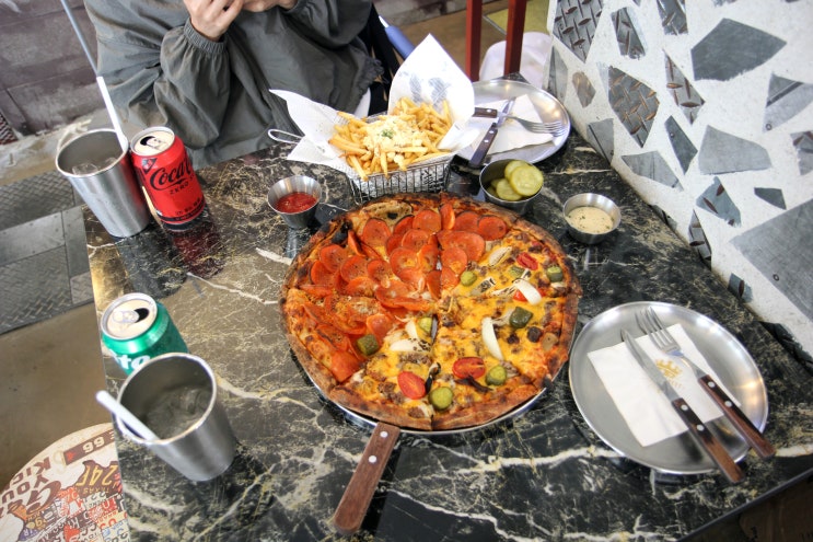 수원 행궁동 맛집 백스트리트피자 넘치는 토핑 수원 행궁동 맛집 백스트리트피자 넘치는 토핑