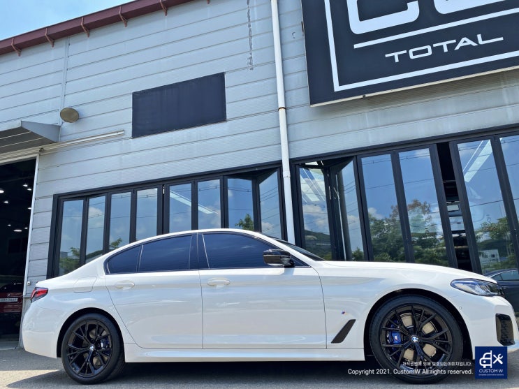 BMW G30 530i M Sport 845M 블랙유광 휠도색