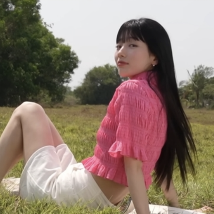  30만원대 수지 반팔 크롭 프릴 산드로 블라우스 핑크핑크해!