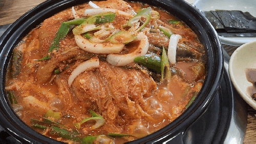  부산 김치찌개 전문점 국내산 김치 사용 "엄마김치야"