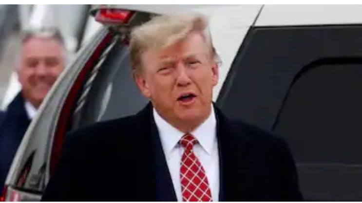  Trump arrives in Florida to face charges, maintains lead in poll