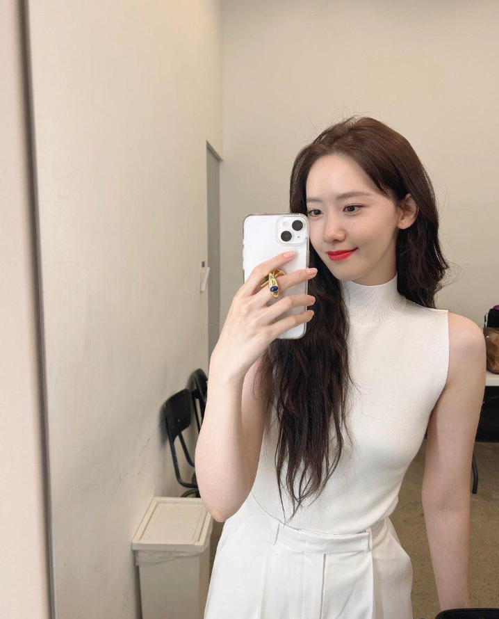  무더운 여름 심플한 여자 연예인들의 민소매 나시 티셔츠 코디 추천