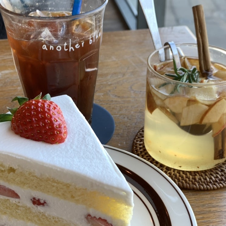  [속초/장사동 카페] 뷰와 케이크 맛집, 어나더블루