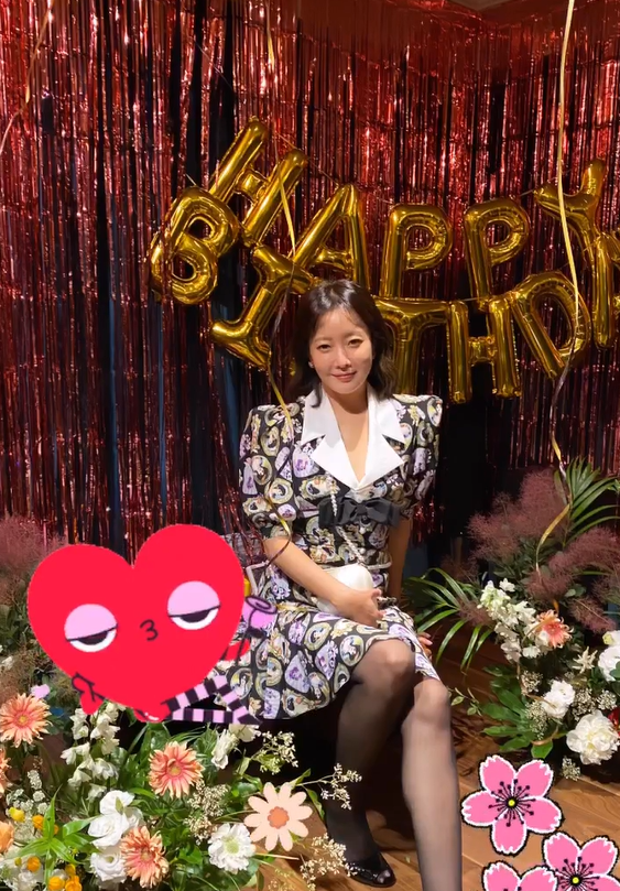  40대 패션에서 빈티지한 매력이 가득한 김희선의 선택! 레트로 실크 반팔 미니 원피스