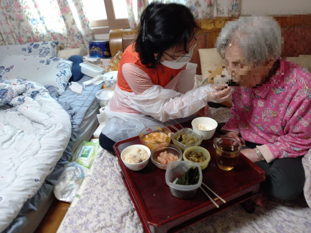 '삼인분 찌개' 거절 못하는 선의를 센터는 날름 받아먹는다 '삼인분 찌개' 거절 못하는 선의를 센터는 날름 받아먹는다