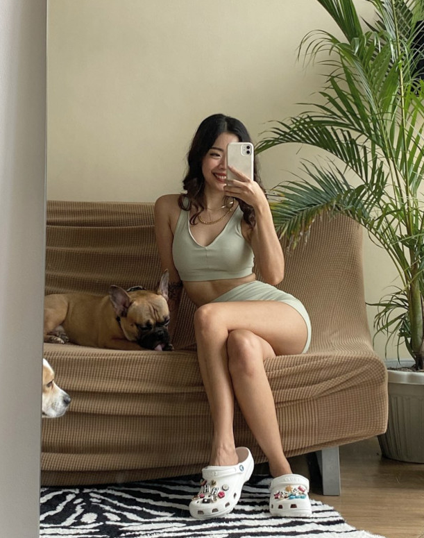 여러 브랜드 중에서 패피들이 좋아하는 발 편하고 푹신한 흰색 크록스 샌들 추천